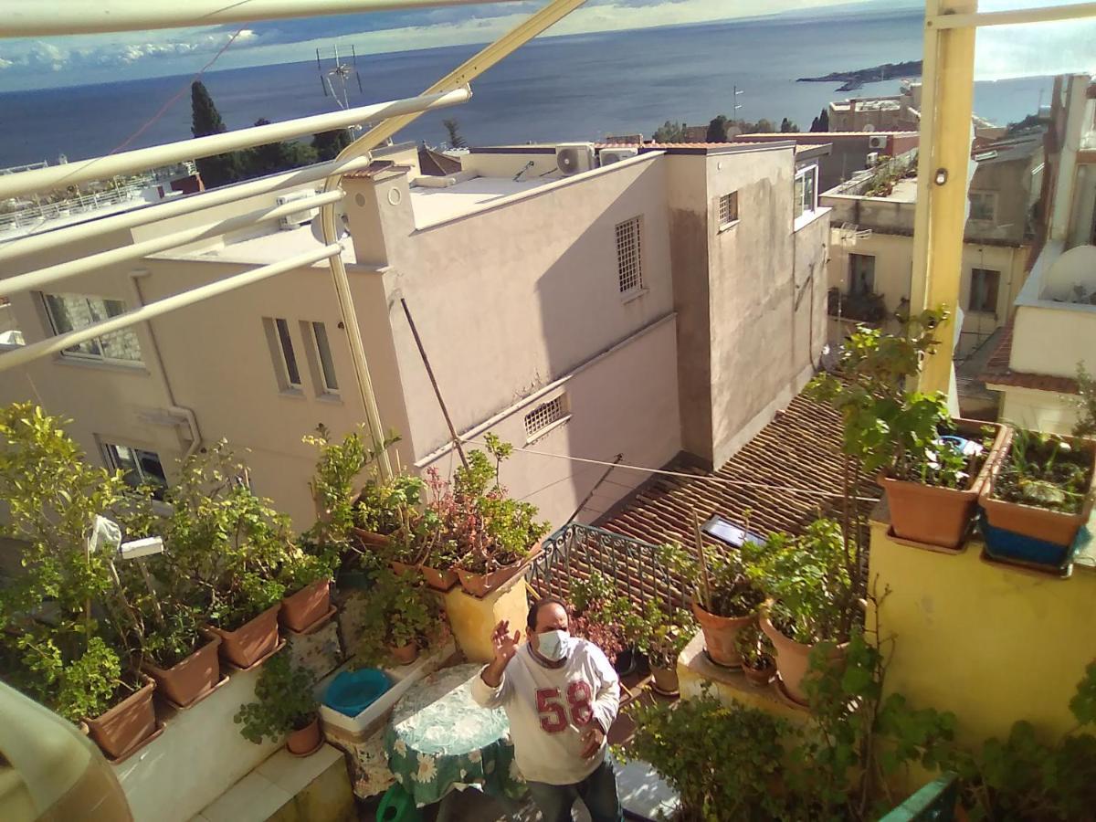 Room In Guest Room - Single Room With Shared Bathroom Taormina Exterior photo